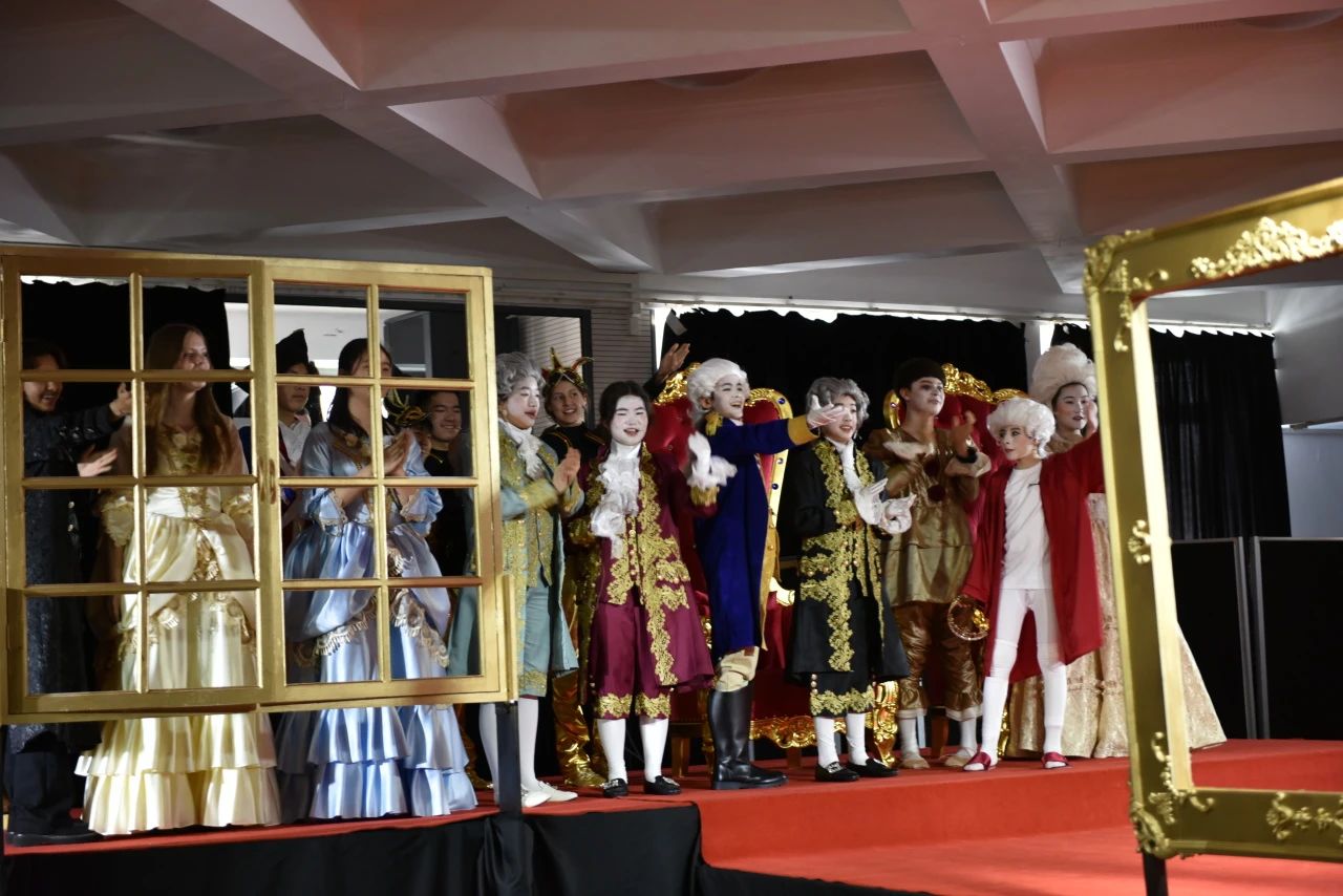 Applauding the Success of Two Brilliant Performances 中学部戏剧盛宴完美落幕(图2)