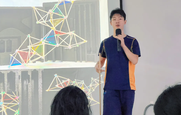 上海耀华古北校区奖学金颁发:一份荣誉,见证学子成长高光(图4)